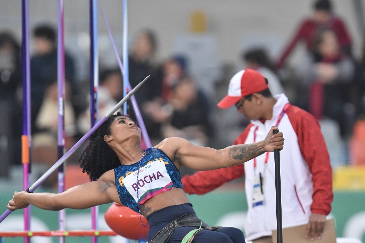 Lançadora Raíssa Rocha lança dardo durante Jogos Parapanamericanos Lima 2019. Raíssa usa uma guia cruzada sobre o tronco.