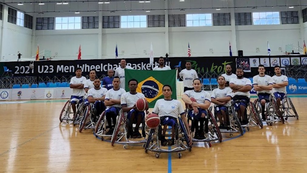 Basquete Brasil - CBB - Domingão com o Brasa em quadra! Vem que tem Brasil  x Sérvia pela Copa do Mundo sub-19 masculina 🏀 ⏰7h30 📺 da FIBA  Soltamos os pitbull 🔥