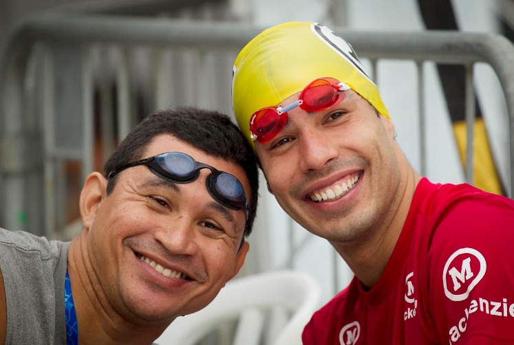 Clodoaldo Silva e Daniel Dias usam óculos de natação e sorriem para foto.