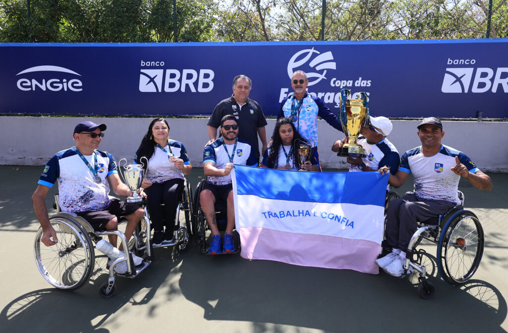 Delegação capixaba exibe bandeira e troféu na quadra de tênis do CT Paralímpico Brasileiro | Foto: Divulgação/Marcello Zambrana/CBT