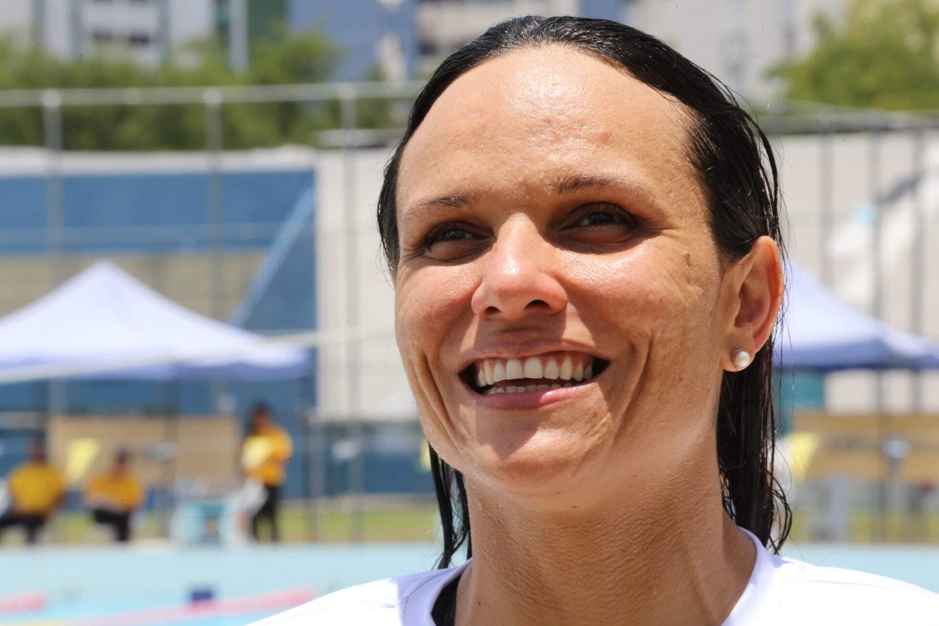 A pernambucana Carol Santiago sorrindo para a foto durante o Meeting Paralímpico Loterias Caixa do Recife | Foto: Péricles Chagas/CPB