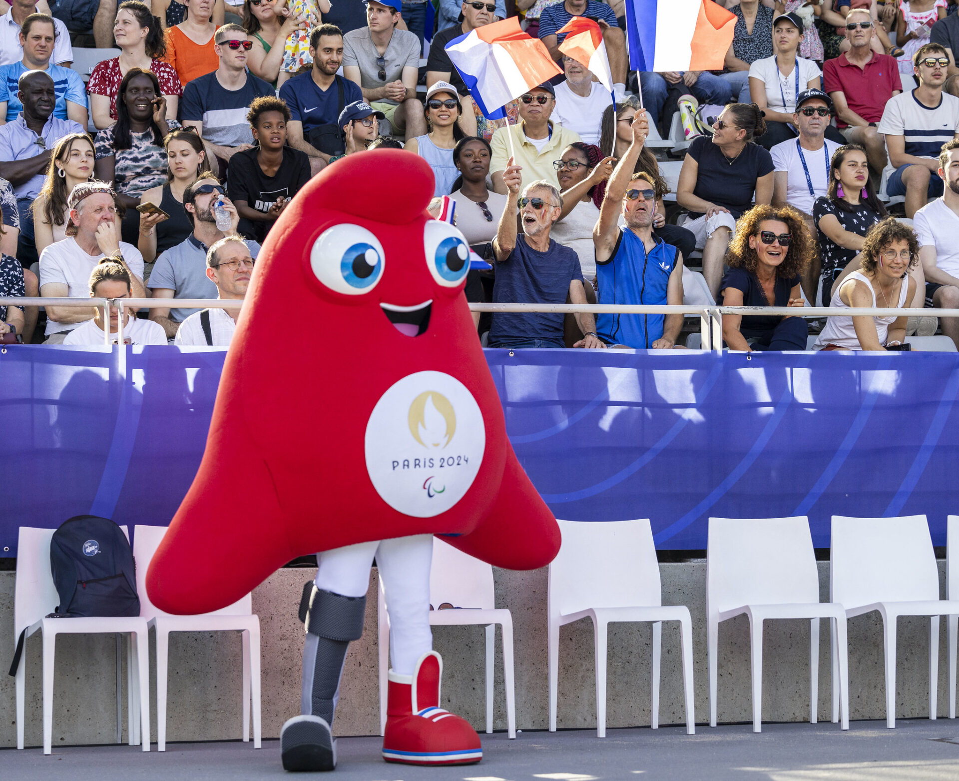 Phryge, mascote dos Jogos Paralímpicos de Paris 2024, em estádio na capital francesa | Foto: Alessandra Cabral/CPB