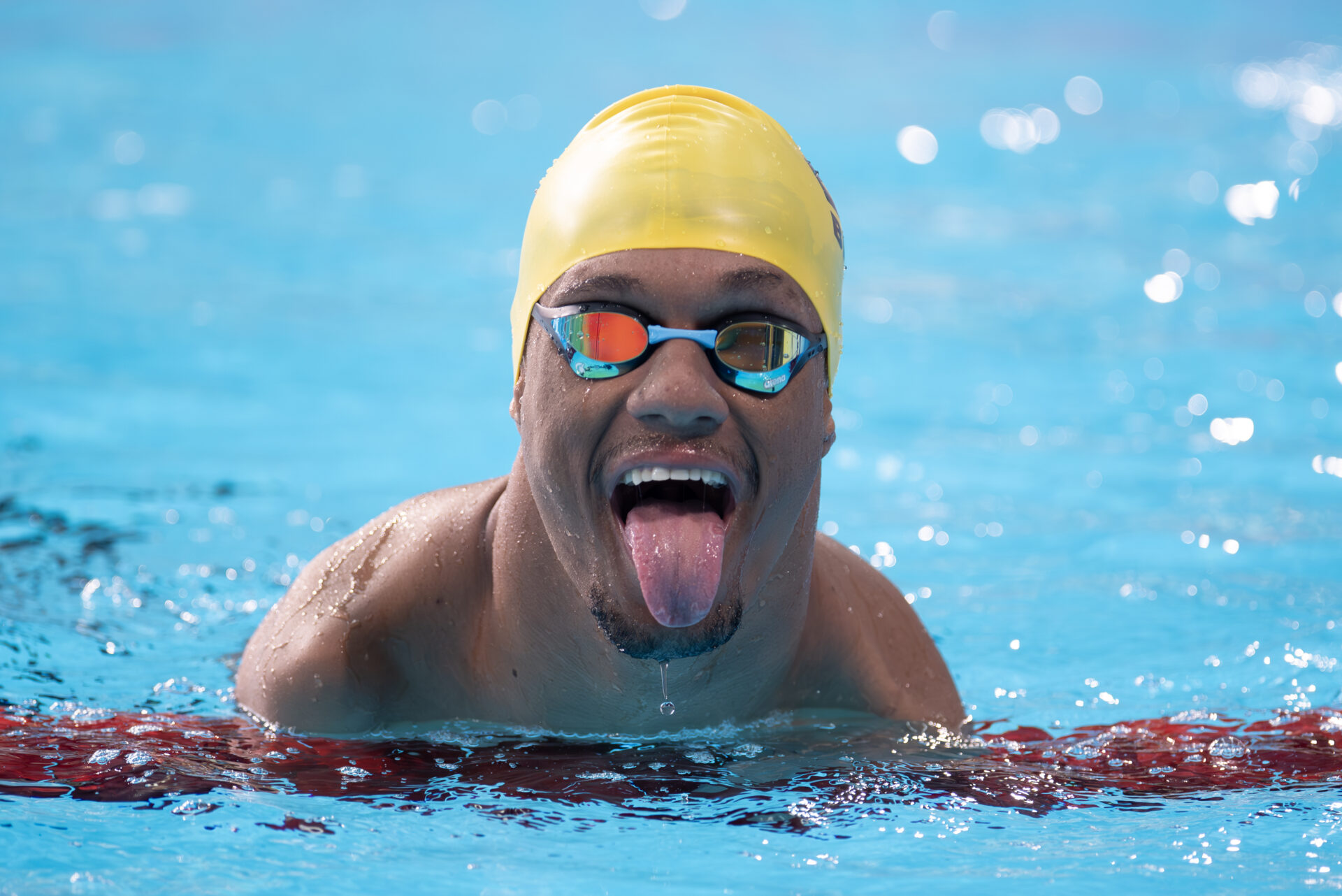 O mineiro Gabriel Araújo na piscina após conquistar sua primeira medalha nesta edição dos Jogos Parapan-Americanos de Santiago 2023 | Foto: Douglas magno/CPB