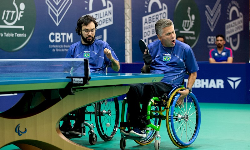 Guilherme e Iranildo durante partida de tênis de mesa | Foto: Divulgação/