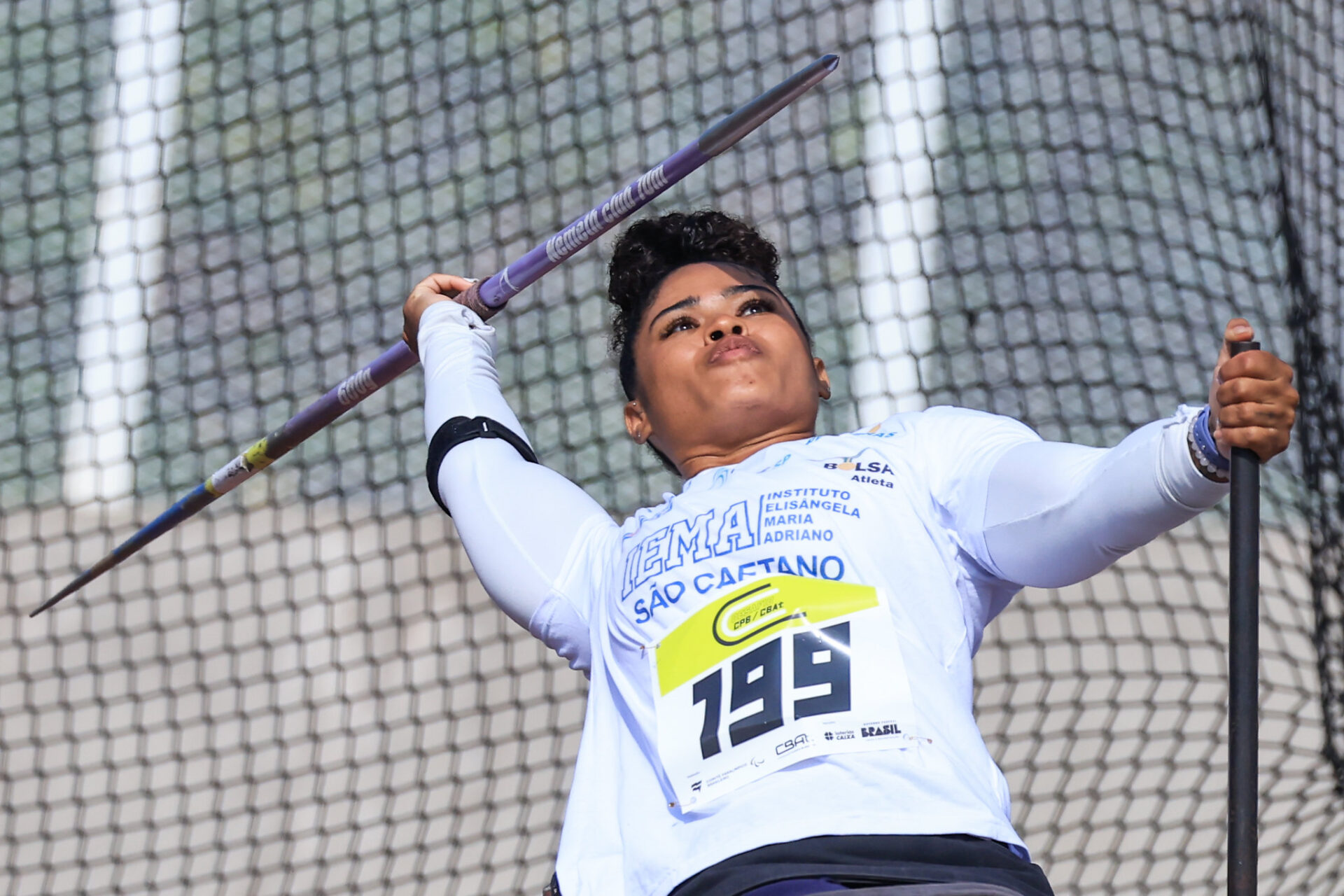 A atleta Raíssa Machado, que compete sentada, realiza lançamento de dardo